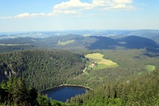 Traumhafter Ausblick vom Feldberg auf den darunter gelegenen, von Wäldern umgebenen Feldsee.