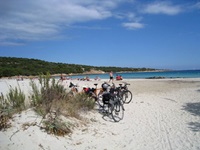 Fahrräder an einem Sandstrand der Costa Smeralda.