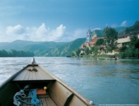 Von einem Boot auf der Donau sieht man Dürnstein