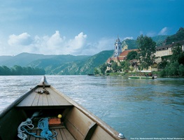 Blick von einem Holzboot über die Donau nach Dürnstein