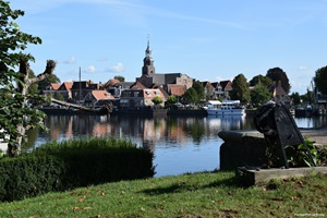Blick auf Blokzijl mit Kirche in der Provinz Overijssel in den Niederlanden