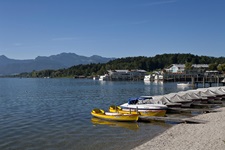 Der kleine Hafen in Prien mit angelegten Booten am Chiemsee