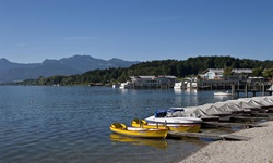 Der kleine Hafen in Prien mit angelegten Booten am Chiemsee