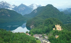 Der Königssee von oben her fotografiert, auf der rechten Seite das Schloss Hohenschwangau
