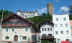 Das Schloss Neubeuern in dem gleichnamigen Ort