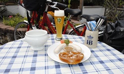 Typisch bayerisches Frühstück: Weißwurstfrühstück mit Brezel, süßem Senf und Weizenbier auf dem Tisch