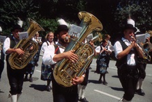 Eine typisch bayrische Musikkapelle spielt auf einem Umzug