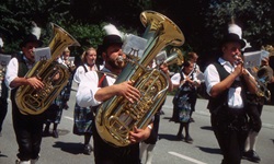 Eine typisch bayrische Musikkapelle spielt auf einem Umzug
