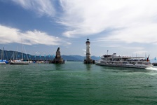 Eine Fähre fährt vom Hafen in Lindau heraus