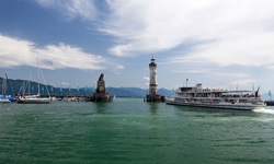 Eine Fähre fährt vom Hafen in Lindau heraus