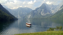 Eine Fähre auf dem Königssee