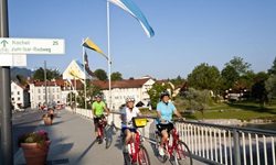 Drei Radler fahren über eine Brücke