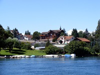 Uferpromenade mit angelegten Booten am Bodensee