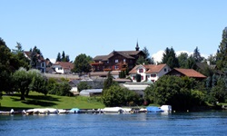 Uferpromenade mit angelegten Booten am Bodensee