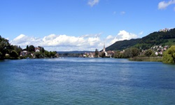 Blick auf eine Ortschaft am Bodensee