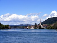 Blick über den Bodensee zu einem Ort