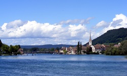 Blick über den Bodensee zu einem Ort