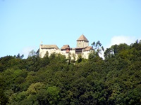 Blick auf eine Burg entlang des Bodensee-Radwegs