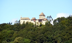 Blick auf eine Burg entlang des Bodensee-Radwegs