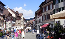 Fußgängerzone mit Fachwerkhäusern und vielen Menschen