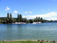 Zwei Fähren fahren auf dem Bodensee