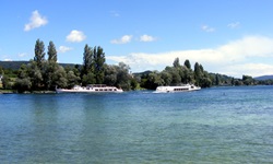 Zwei Fähren fahren auf dem Bodensee