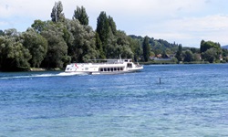 Eine Fähre fährt über den Bodensee