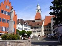 Blick auf einen Brunnen in einer Fußgängerzone am Bodensee-Radweg