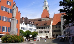 Blick auf einen Brunnen in einer Fußgängerzone am Bodensee-Radweg