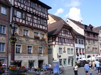 Fußgängerzone mit alten Fachwerkhäusern und altem Brunnen