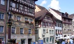 Fußgängerzone mit alten Fachwerkhäusern und altem Brunnen