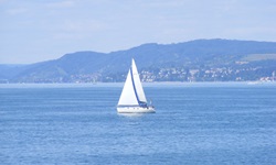 Ein Segelboot auf dem Bodensee
