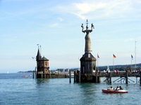 Die Hafeneinfahrt von Konstanz mit dem Wahrzeichen, der Imperia