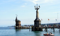 Die Hafeneinfahrt von Konstanz mit dem Wahrzeichen, der Imperia