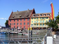 Blick auf den Hafen mit Promenade und einem Hotel in Meersburg