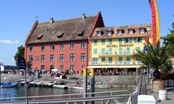 Blick auf den Hafen mit Promenade und einem Hotel in Meersburg