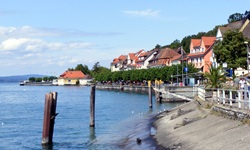 Blick auf eine Promenade am Bodensee