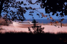 Blick auf ein Boot, das am Strand von Usedom liegt