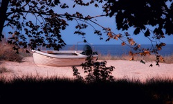Blick auf ein Boot, das am Strand von Usedom liegt