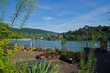 Boppard von einer Rheinterrasse am gegenüberliegenden Ufer aus gesehen.