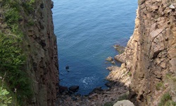 Blick zu den imposanten Steilküsten der dänischen Insel Bornholm