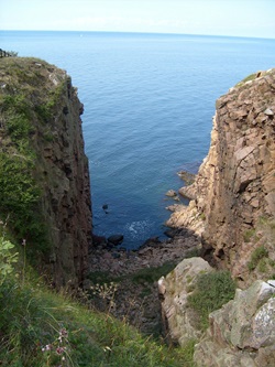 Blick zu den imposanten Steilküsten der dänischen Insel Bornholm