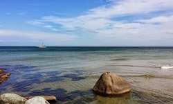 Blick über den Horizont mit einem Segelboot von der dänischen Insel Bornholm aus