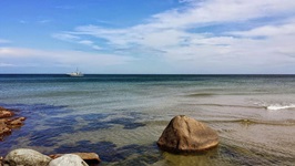 Blick über den Horizont mit einem Segelboot von der dänischen Insel Bornholm aus