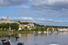 Bourg-sur-Gironde von Bord der MS Bordeaux aus gesehen.