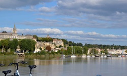 Bourg-sur-Gironde von Bord der MS Bordeaux aus gesehen.