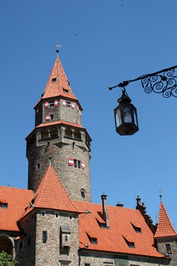 Detailansicht vom Turm des Schlosses Bouzouv