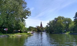 Der Dom St. Peter und Paul in Brandenburg an der Havel vom Fluss aus gesehen.