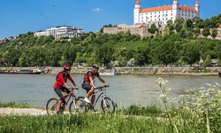 Zwei Radler auf dem Donauradweg bei Bratislava