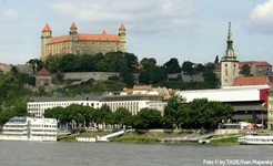 Die viertürmige, hoch über der Stadt thronende Burg von Bratislava von Bord der MS Normandie aus gesehen.